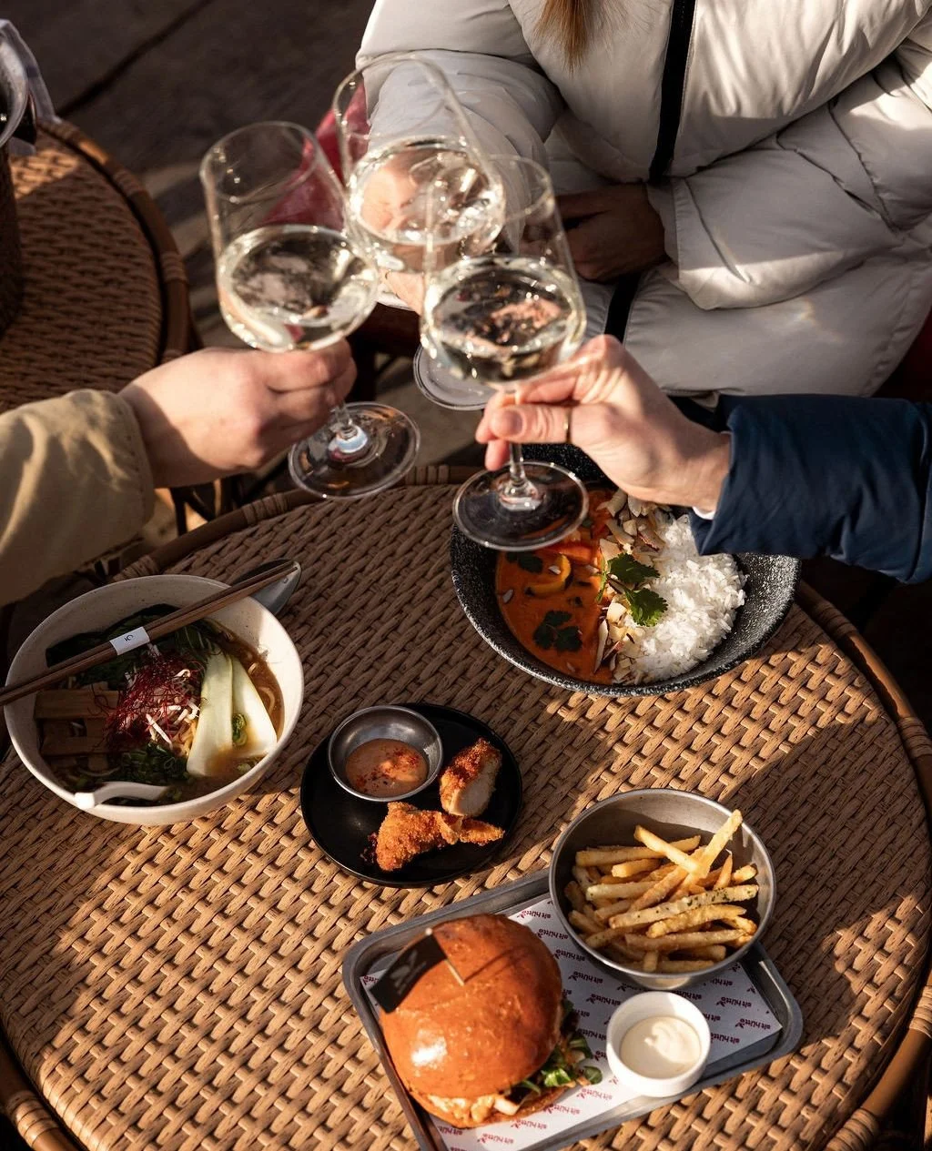 Weekend Vibes 🥂⁠
⁠
Nachmittag, Sonne, Weisswein &ndash; und einfach gute Stimmung.⁠
Wir stossen an, teilen Snacks, lachen laut und lassen es uns gut gehen.⁠
⁠
Genau so f&uuml;hlen sich Wochenenden in der sit h&uuml;tte an: unkompliziert, gem&uuml;tl