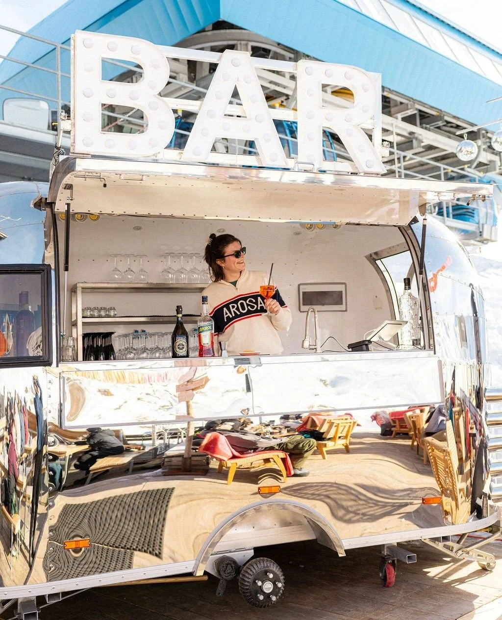 SPRITZ O&rsquo;CLOCK 🍊⁠
⁠
Sonne im Gesicht, ein k&uuml;hler Spritz in der Hand und die Berge vor der Nase.⁠
⁠
Unsere sit h&uuml;tte Bar mixt euch den perfekten Terrassendrink:⁠
🍊 Spritz⁠
🥂 Bubbles⁠
🍹 und alles, was nach Skitag, Sonne und guter La