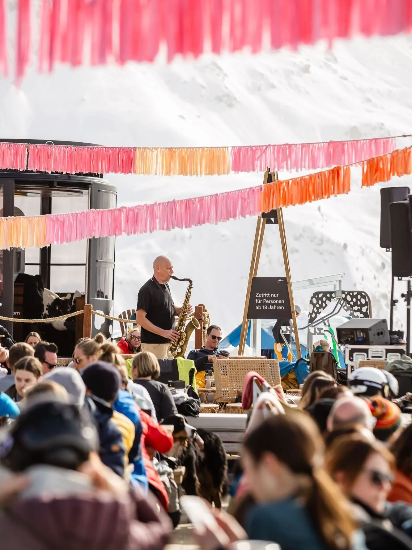 Erinnerungen an einen richtig guten Funky Friday 🎷✨ -
Sonne, Beats, Berge &amp; gute Vibes.

@kursaal_arosa @chillipictures 

#sithuette #sithuettearosa #arosa #switzerland #apresski