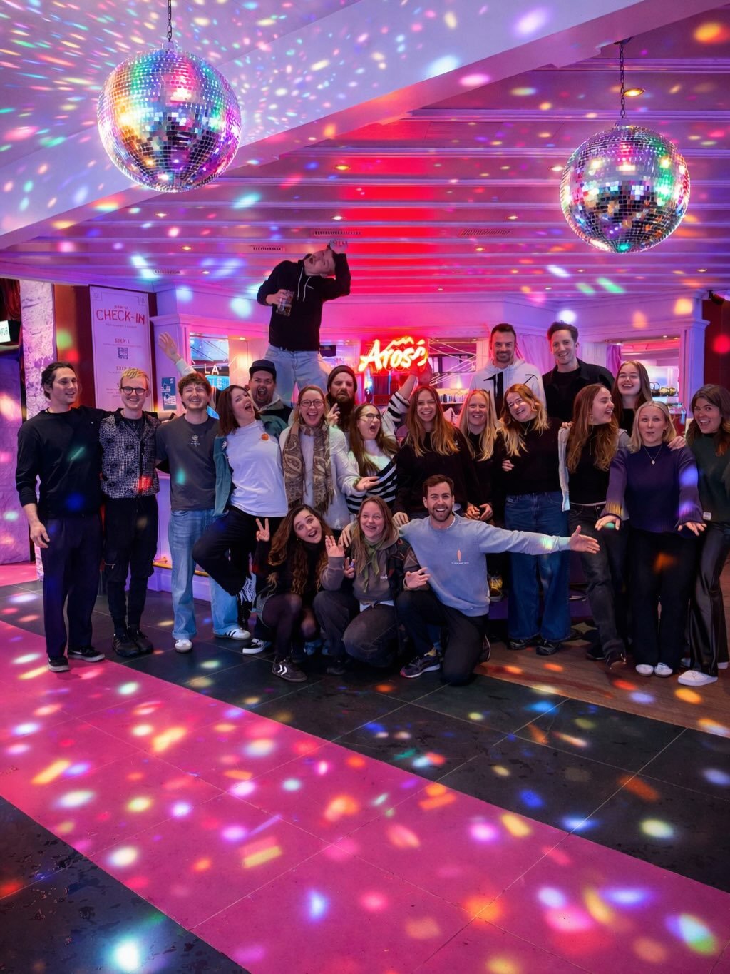 M&auml;use 🐭✨

Das ist es.
Unser sit h&uuml;tte Team 25/26 💔🪩

Was f&uuml;r eine Saison&hellip;
so viele Sonnenstunden, dass wir fast vergessen haben, wie sich Schatten anf&uuml;hlt ☀️
so viele Events, dass selbst unsere Discokugeln kurz Paus