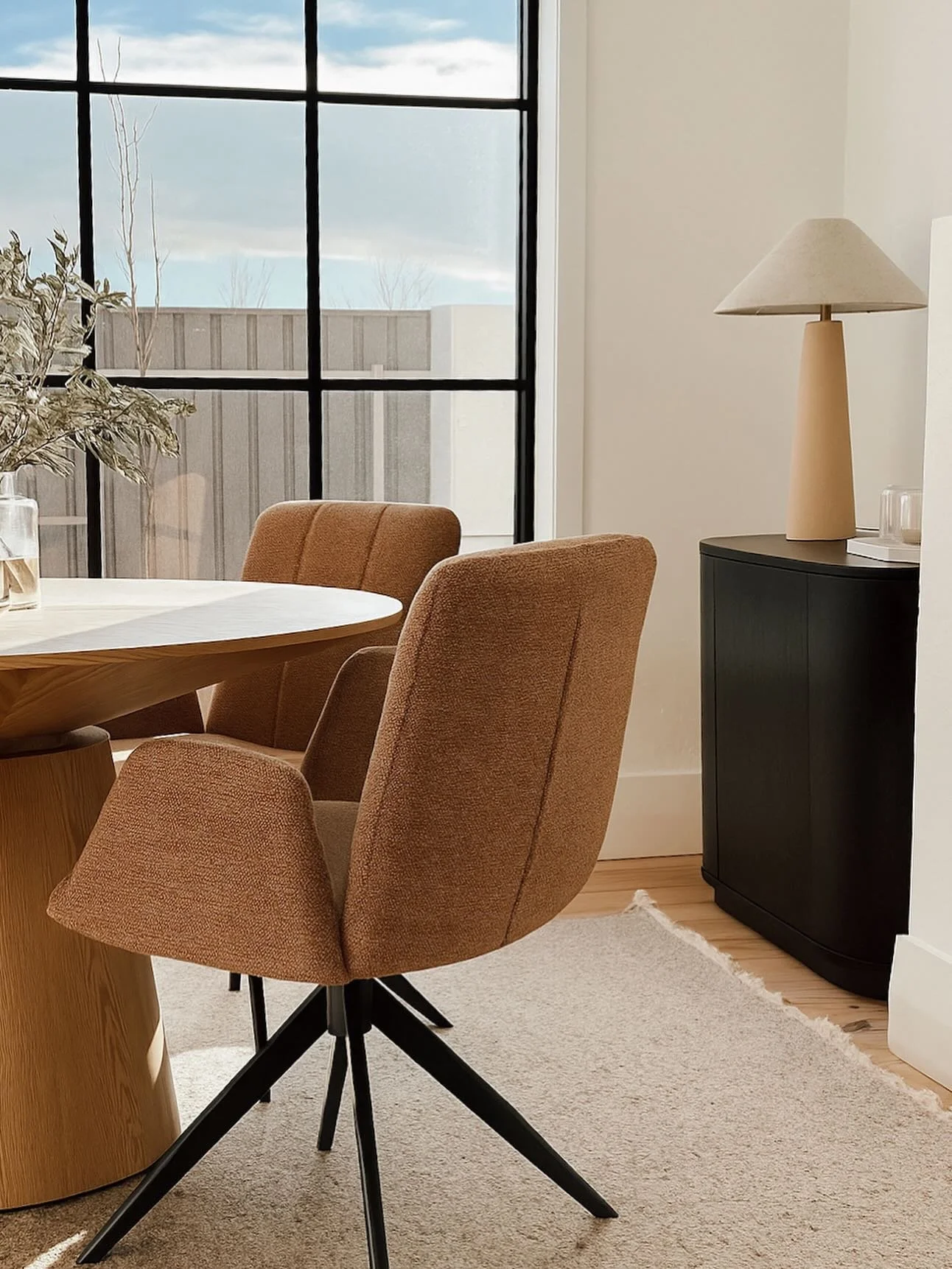Great design starts long before move in day. Thoughtful planning, intentional materials, and timeless finishes come together to create a space that works beautifully every day.

Builder @bishop_building 
Project @raywhitebarossa 
Furnishings @indi.pr