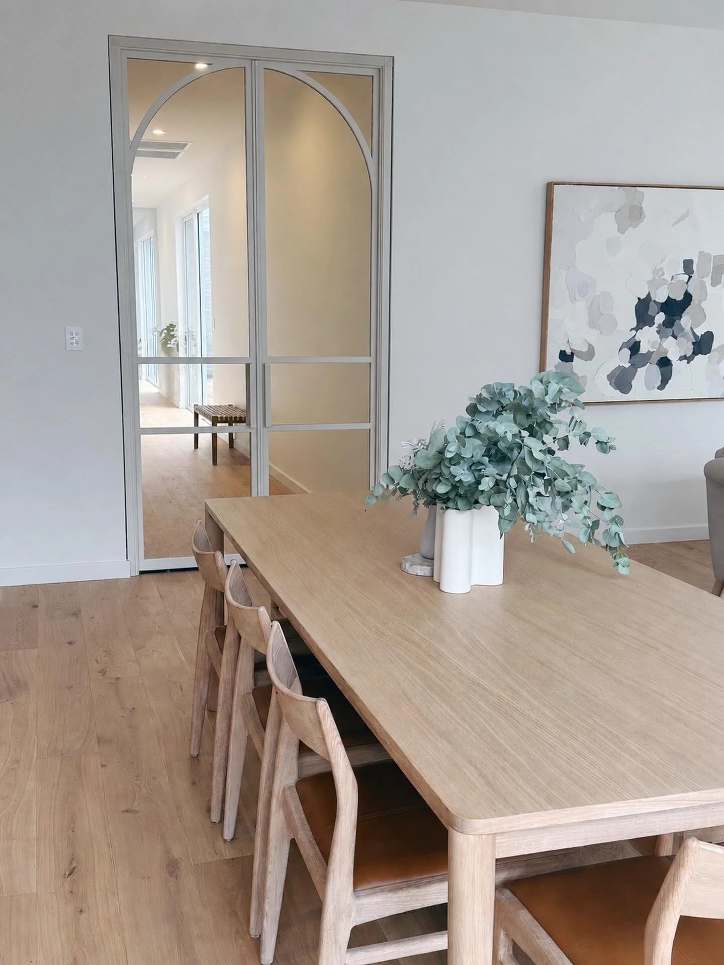 Custom-made architectural doors bring structure, light and elegance to this Tanunda residence - proof that a well designed steel door can do more than divide a room, it can define it.

Builder @bishop_building 
Architect @proskearchitects 

#custombu