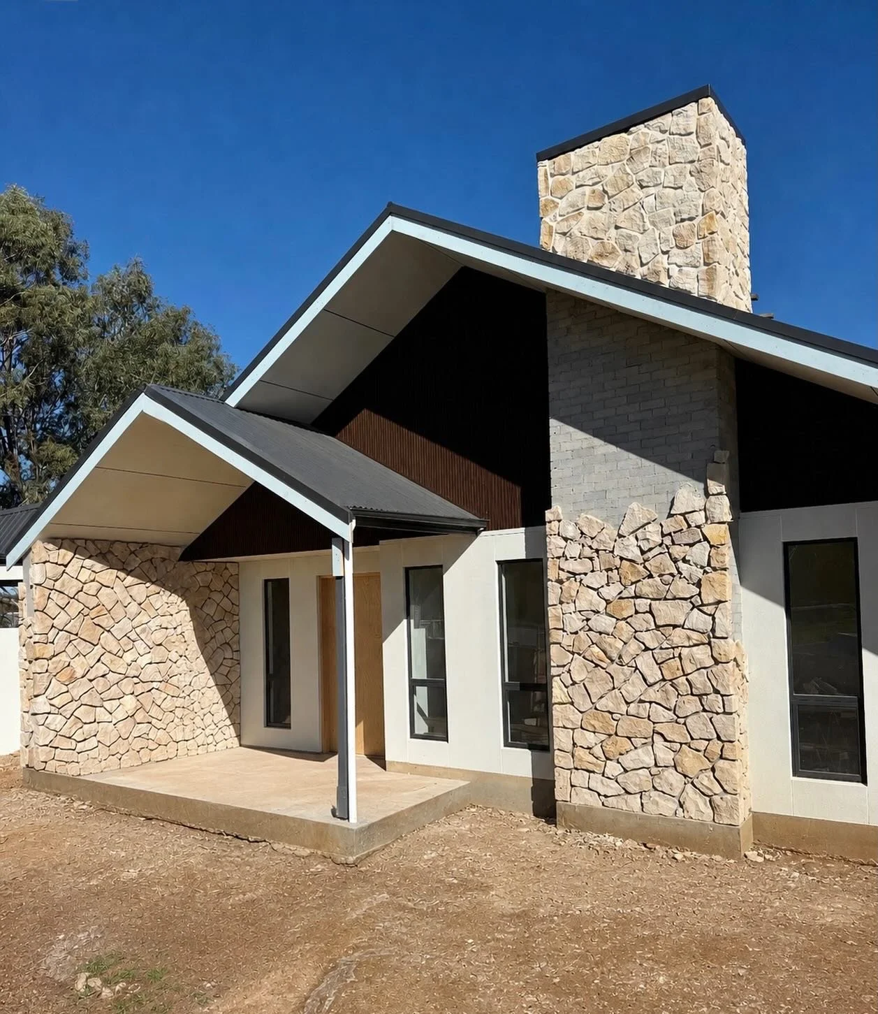 External stonework is almost complete, transforming this custom home into something special. We are looking forward to sharing the finished product soon!

@barossamasonry 

#customhome #barossavalley #housedesign #barossabuilder