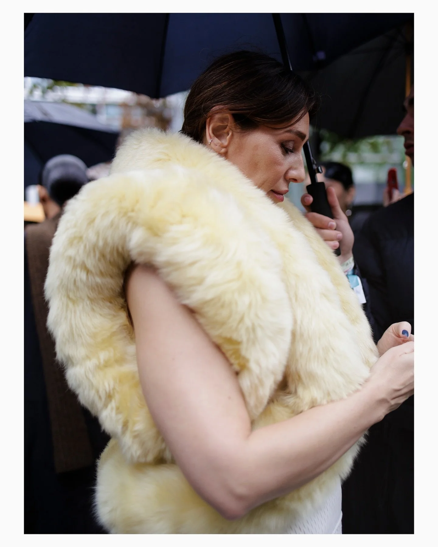 Rainy morning at @maisonalaia 

PFW DAY 5 pt.2 

#parisfashionweek #parisstreetstyle #alaia #maisonalaia #streetstyle #fashionweekss26 #fashionweek25