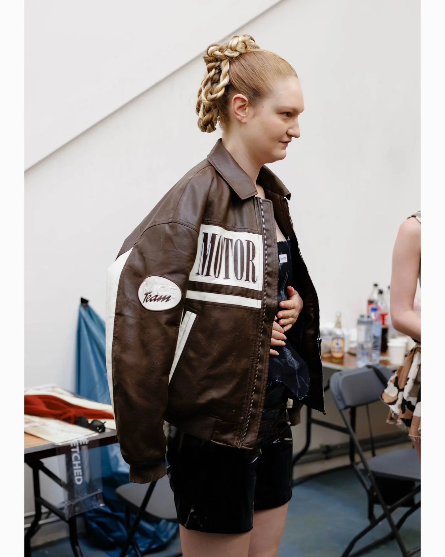 Backstage at @nocknock.art 📸 

Designer @marlienwear 
Assistant @freddeinfluencer 
Styling @cynthiaahakvoort_ 
Muah @charlottevanbeusekom 
Muah assistant @godinnenhaus 
Model @nikitavonk 
Model @puckduikersloot 
Model @isabella.vdam @newgenerationmo