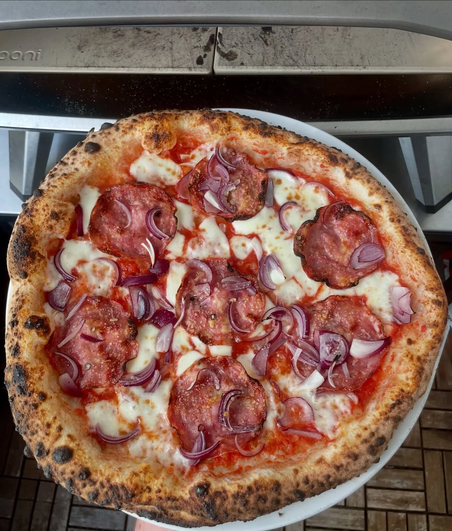 ZUTATEN:
.
San Marzano Tomaten
Fior di Latte
Salami Napoli
rote Zwiebeln
Parmesan
.
Swipe nach links f&uuml;r den Backvorgang im @oonide Koda 2 Pro🔥😍
.
#basilli#basillipizza#ooniambassador#poweredbyooni#oonified#salame#salaminapoli#pizzanapolitana#