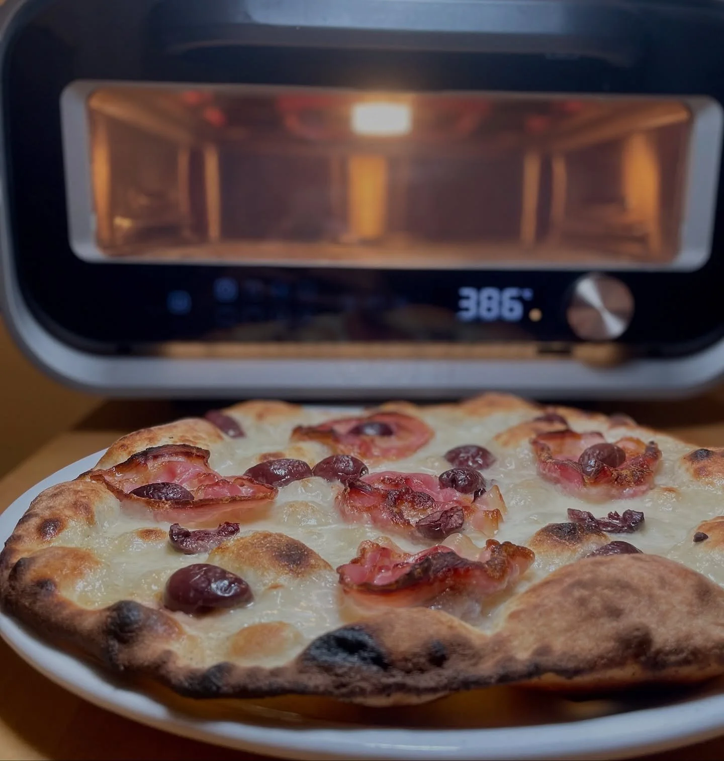 PIZZA ROMANA (Teil 3) 🍕
.
ZUTATEN
Fior di Latte
Pancetta
Kalamata Oliven🫒
.
Gebacken haben wir die Pizza in unserem @oonide Volt 2🔥innerhalb von 180 Sekunden.
Die Pizza Romana gef&auml;llt uns in dieser Form wirklich gut! Der krosse Boden, gepaart