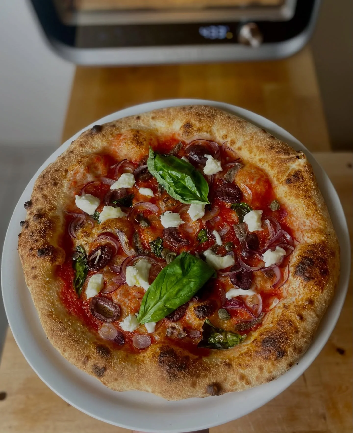 PIZZA ANCHOVIS 🍕🐟
.
ZUTATEN
Tomaten🍅
Basilikum🌿
Kapern
Sardellen🐟
rote Zwiebeln
Oliven🫒
Mozzarella
Knoblauch🧄
.
Heute haben wir einen absoluten Klassiker f&uuml;r euch: Anchovis auf der Pizza😋

Der Geschmack der in &Ouml;l eingelegten Sardell