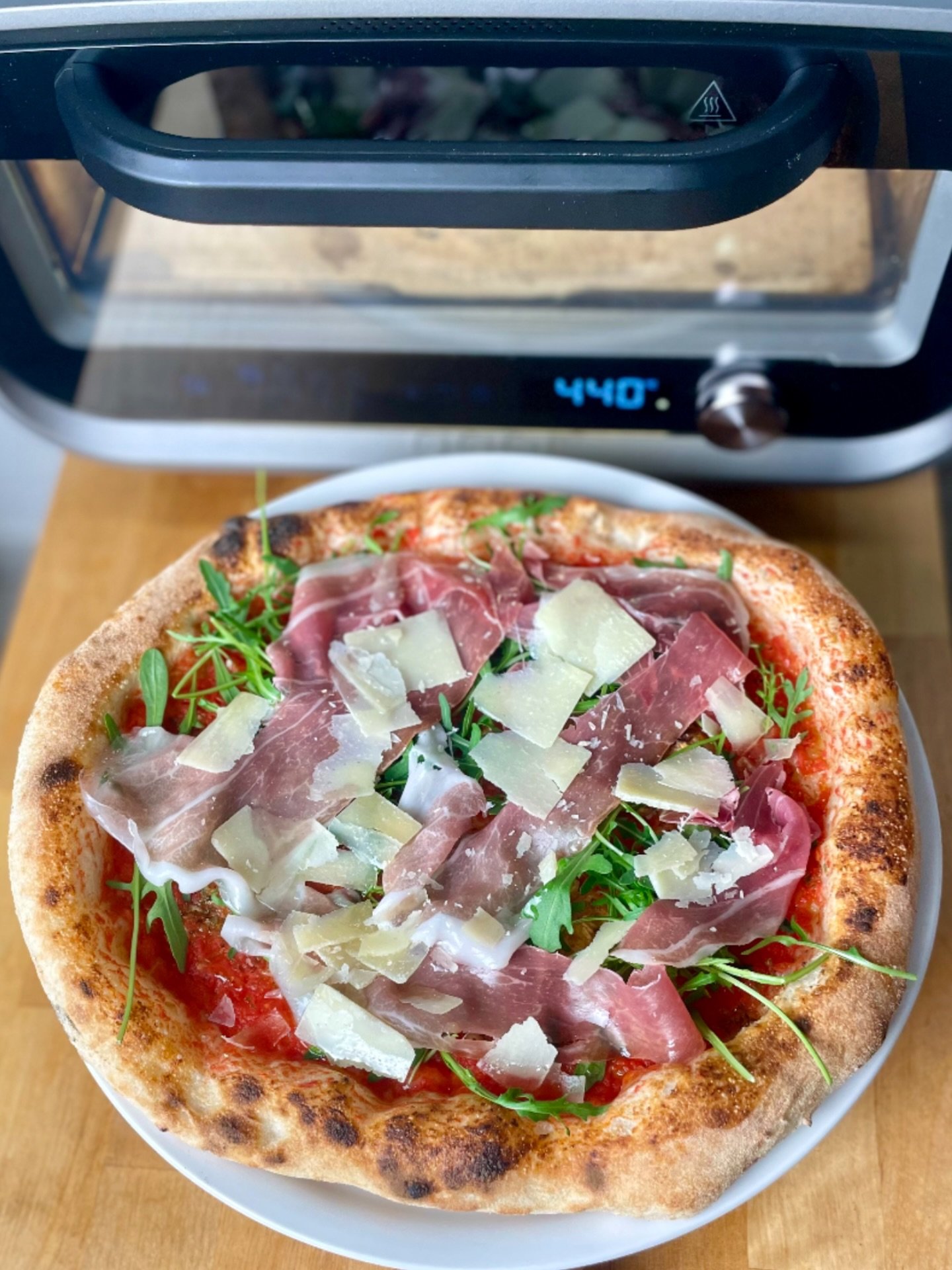 PIZZA PARMA
.
ZUTATEN
.
Tomaten
Oregano
Knoblauch
Oliven&ouml;l
Rucola
Parmaschinken
Parmesan
.
Wir starten ins neue Jahr mit einem unserer Klassiker: Pizza Parma.
Diese Pizza &uuml;berzeugt durch den kr&auml;ftigen Geschmach  Parmaschinkenchinken, g