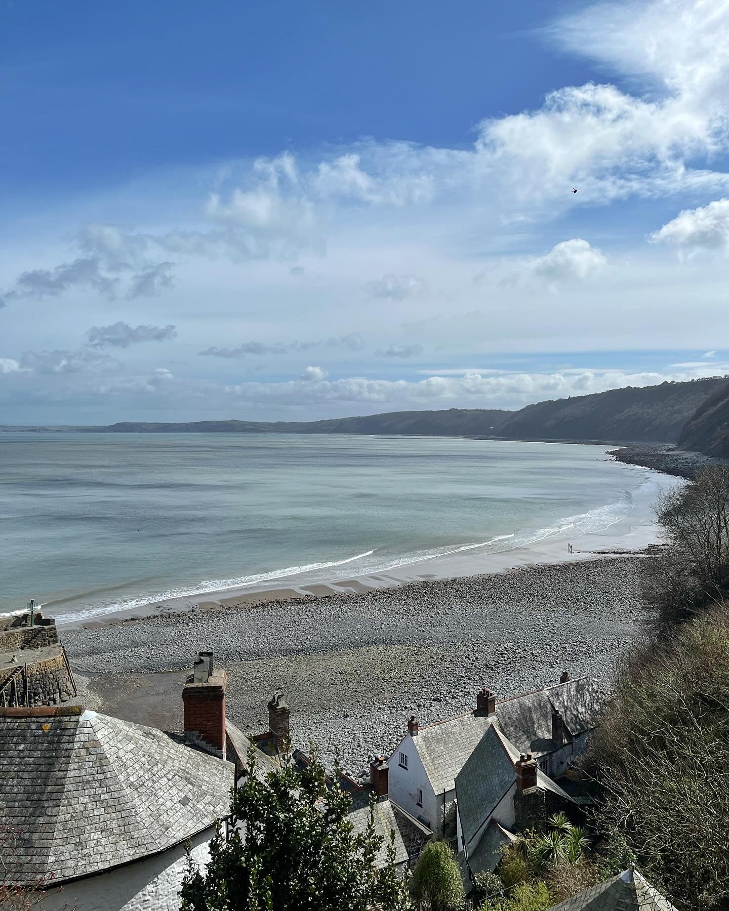 A sunny morning in @clovellyvillage 🎣

One of the prettiest fishing villages in Devon where quaint cottages line a steep cobbled street that meanders down to the harbour. A must-visit coastal gem for anyone exploring North Devon 💚
.
.
.
#madaboutde