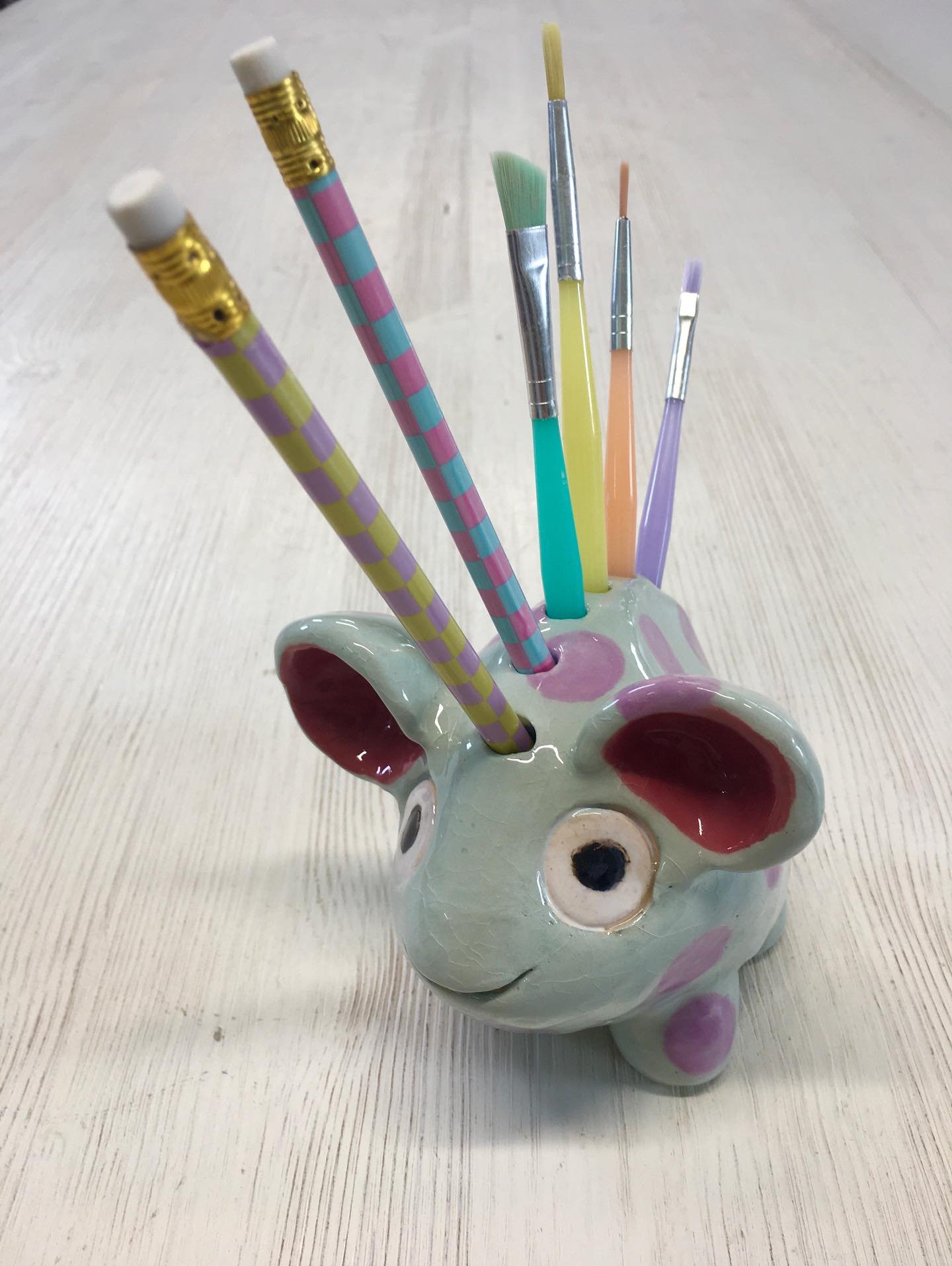 Na maanden ben ik eindelijk weer zelf aan de slag in mijn atelier! 2026 startte niet als gehoopt: begin januari werd ik op de fiets van achteren aangereden door een scooter, en brak ik een rugwervel. Gelukkig hoefde ik niet geopereerd te worden, en g