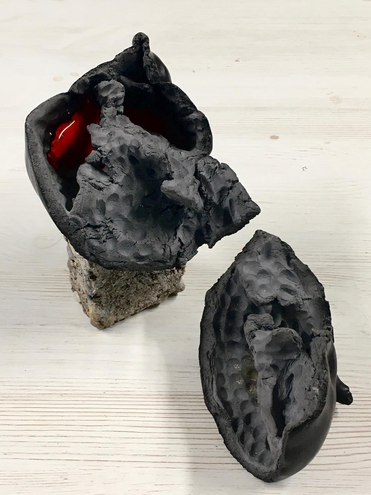 Impact | EXPERIMENT | Niet elk experiment slaagt. Voor de expositie besloot ik met twee verschillende kleisoorten te werken. De paperclay past in mijn ogen heel goed bij het "bevroren zijn op het moment van impact", toch wilde ik de andere 