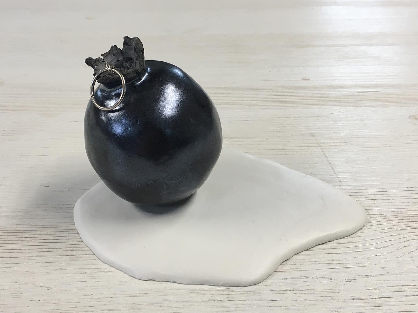 Maak van je hart geen moordkuil? | ONDERZOEK | Op weg naar een expositie, werktitel "Bevroren op op het moment van impact", ontstaan ook beelden die je nog niet gelijk kunt plaatsen. Het werk roept, nu het is geglazuurd, bij mij zo'n stille