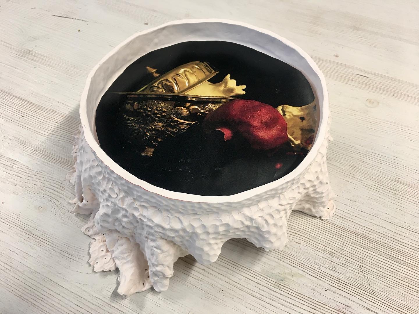 Oogappel | ONDERZOEK | Hoe verweef ik een foto in mijn werk? Hoe worden de twee een geheel? Door de oogappel wordt je als toeschouwer uitgenodigd om dichterbij te komen, wil je iets kunnen zien. Zo wordt de afstand tussen werk en kijker klein en afge