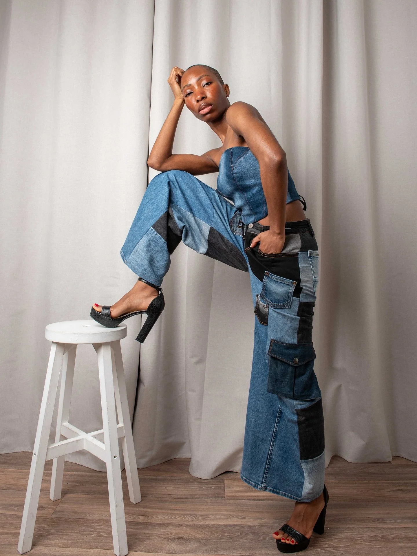 Col. 2 between architecture, straight lines, structure and feminine appearance 🪡