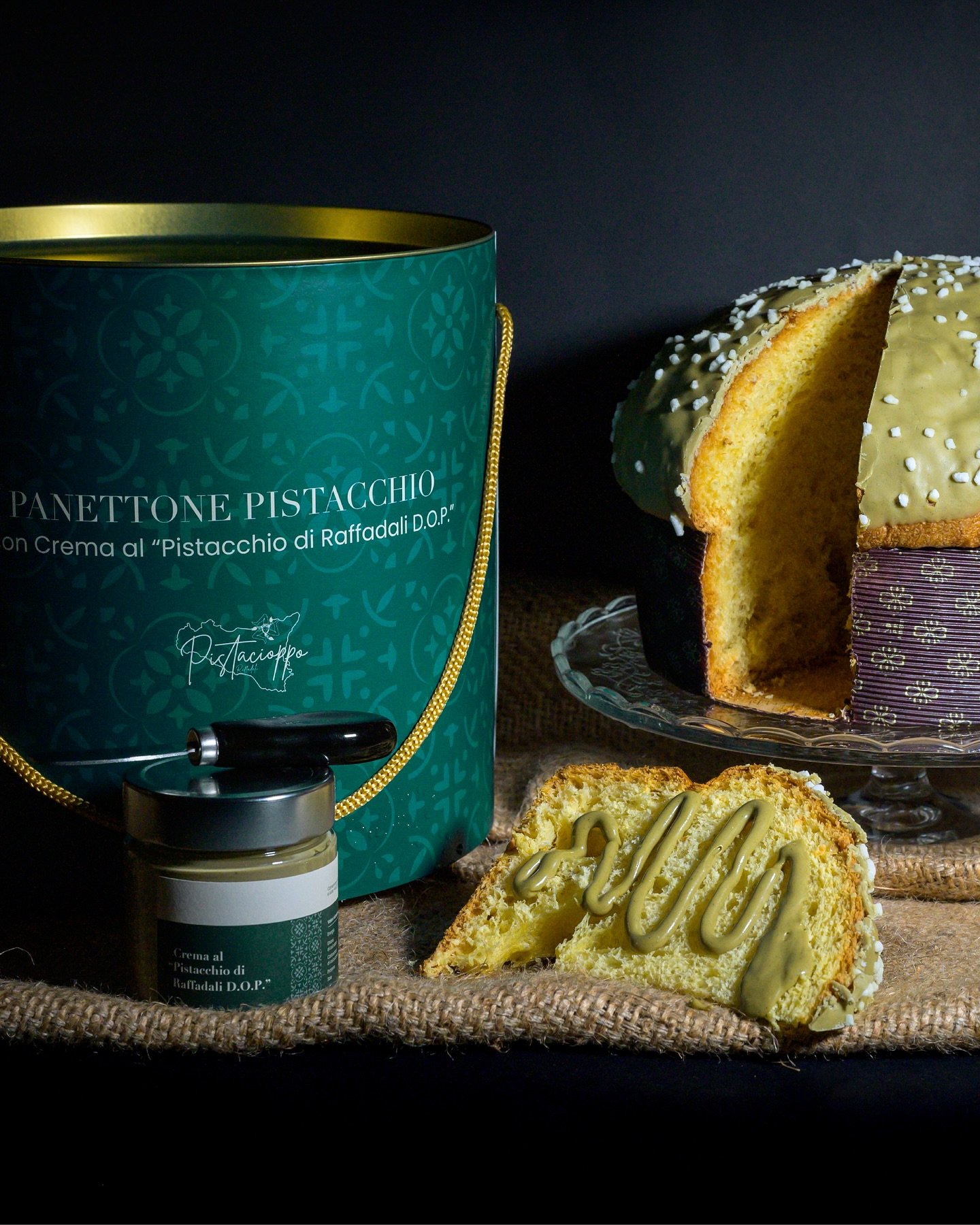 Still life food per panettone al pistacchio con crema, fotografia prodotto e packaging design artigianale.