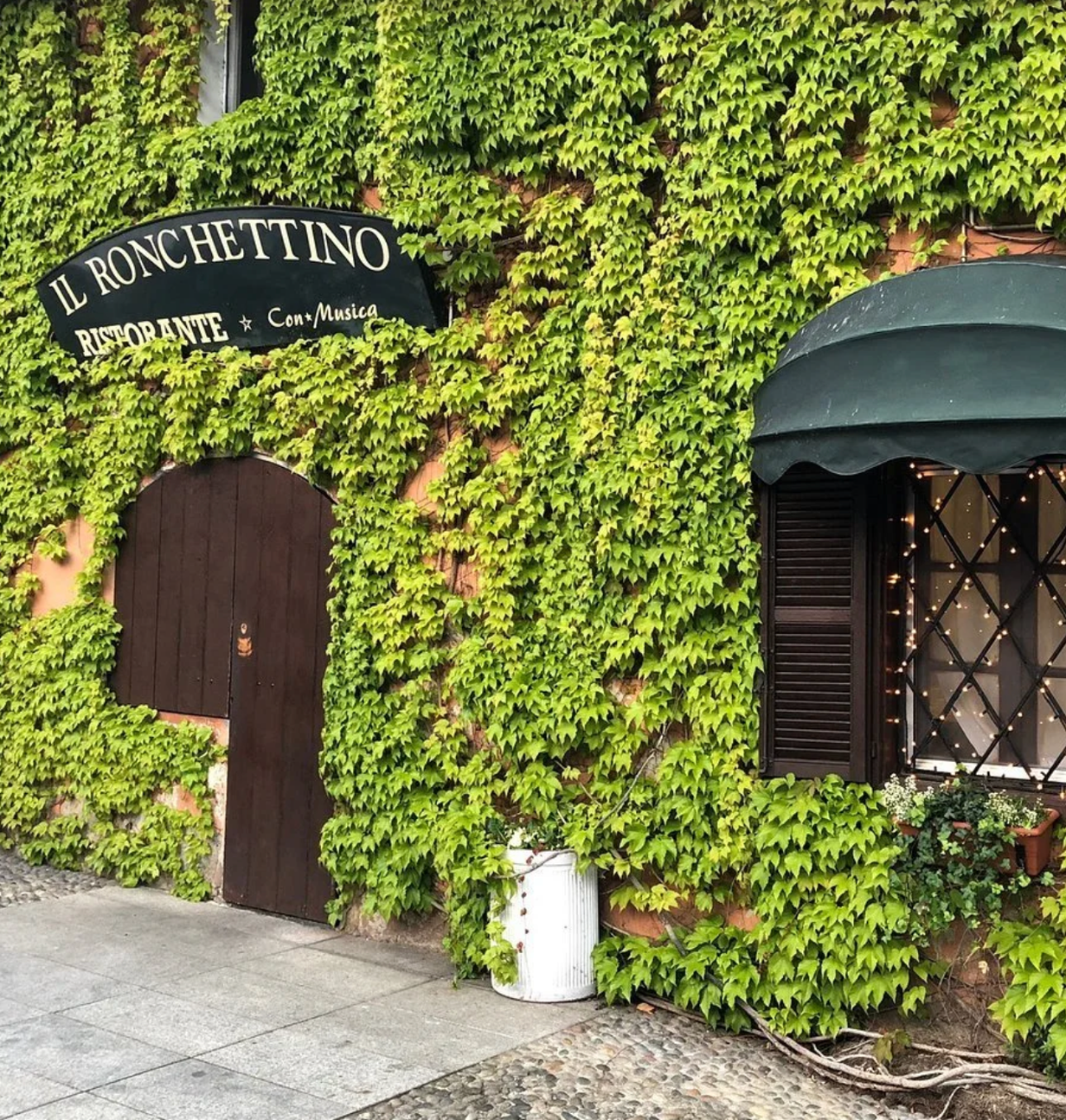 Ingresso di cascina ottocentesca immersa nel verde, identità visiva per ristorante Il Ronchettino