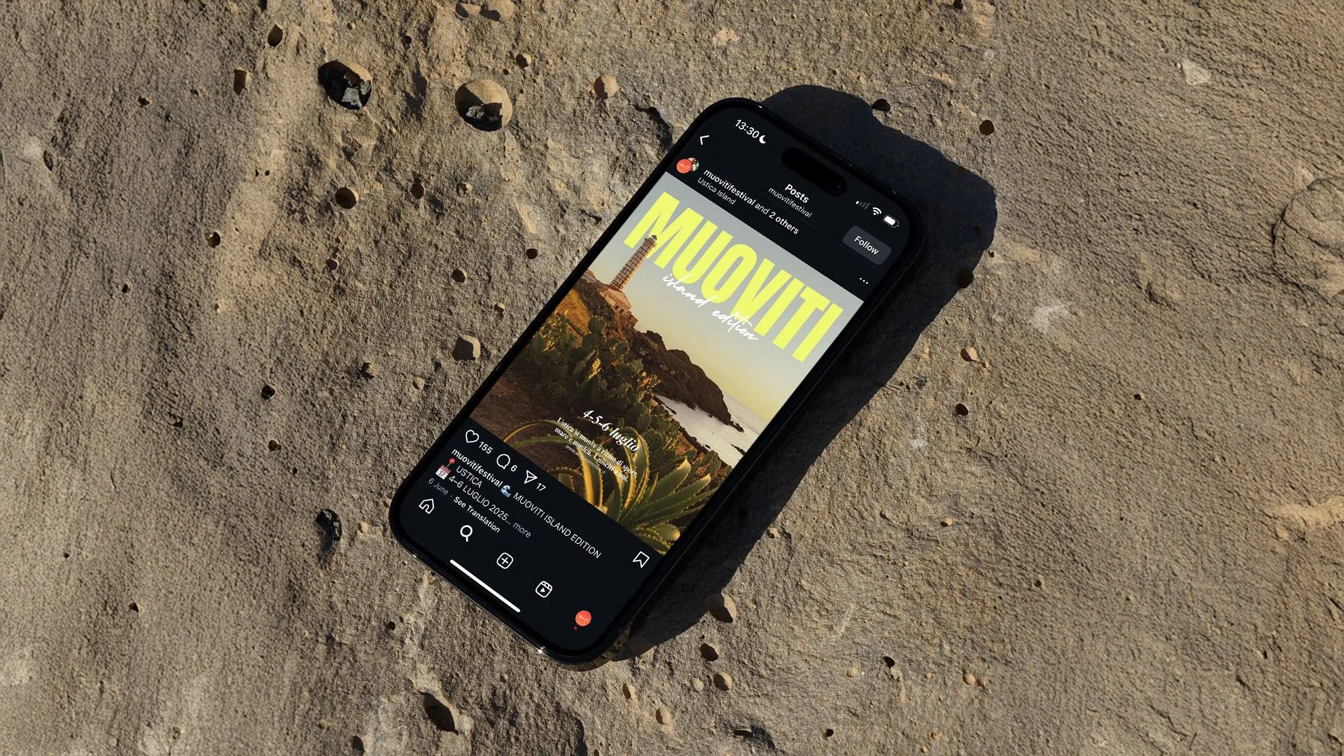 Smartphone con contenuto social per evento culturale, art direction e comunicazione digitale per festival Muoviti.