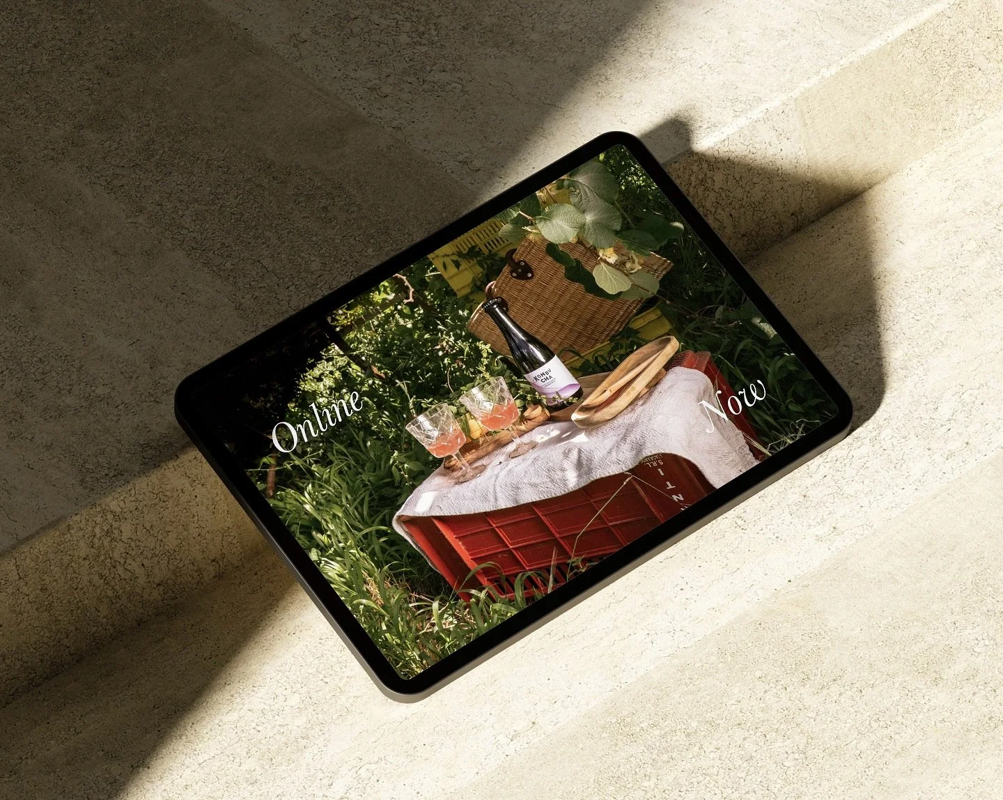 E-commerce food & lifestyle visualizzato su un tablet, fotografia e direzione creativa digitale.