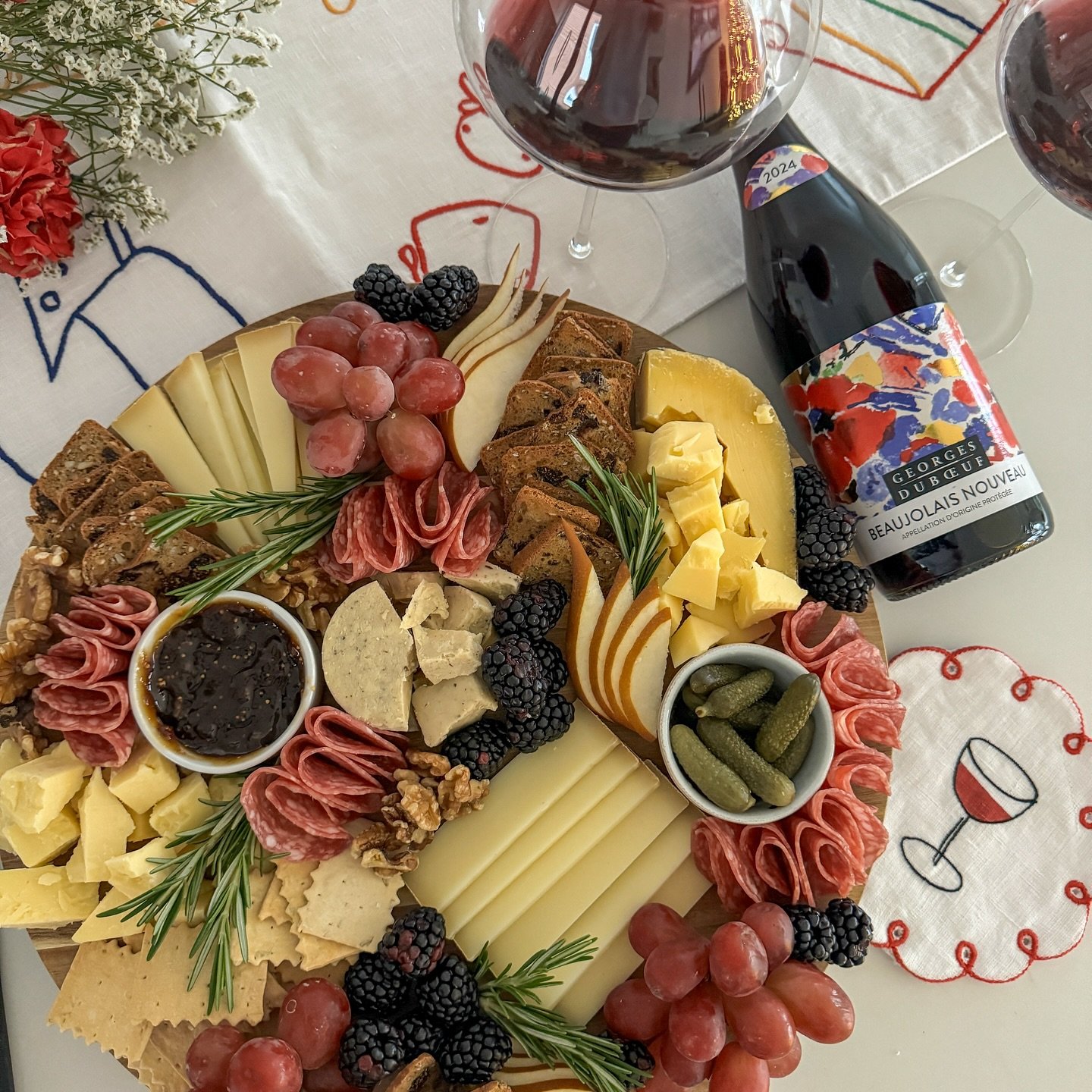 Serving a cheese board paired with a fabulous red wine that never gets old! 🧀🍷

SWIPE to learn how to make a cheese &amp; charcuterie board step by step this holiday season 🧀🍷

When making a cheese board you want to create it by placing one food 