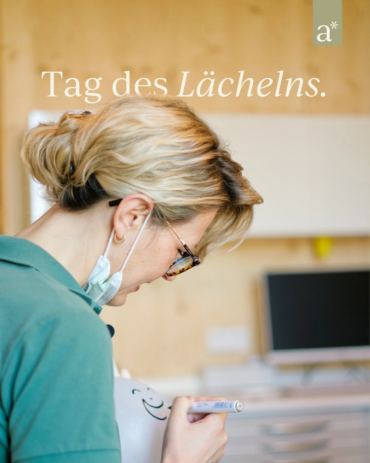Heute ist der Tag des L&auml;chelns &ndash; und f&uuml;r uns bei alma ein ganz besonderer Moment der Erinnerung:
Ein L&auml;cheln ist so viel mehr als nur ein Zeichen sch&ouml;ner Z&auml;hne. Es steht f&uuml;r Vertrauen. F&uuml;r Wohlbefinden. F&uuml