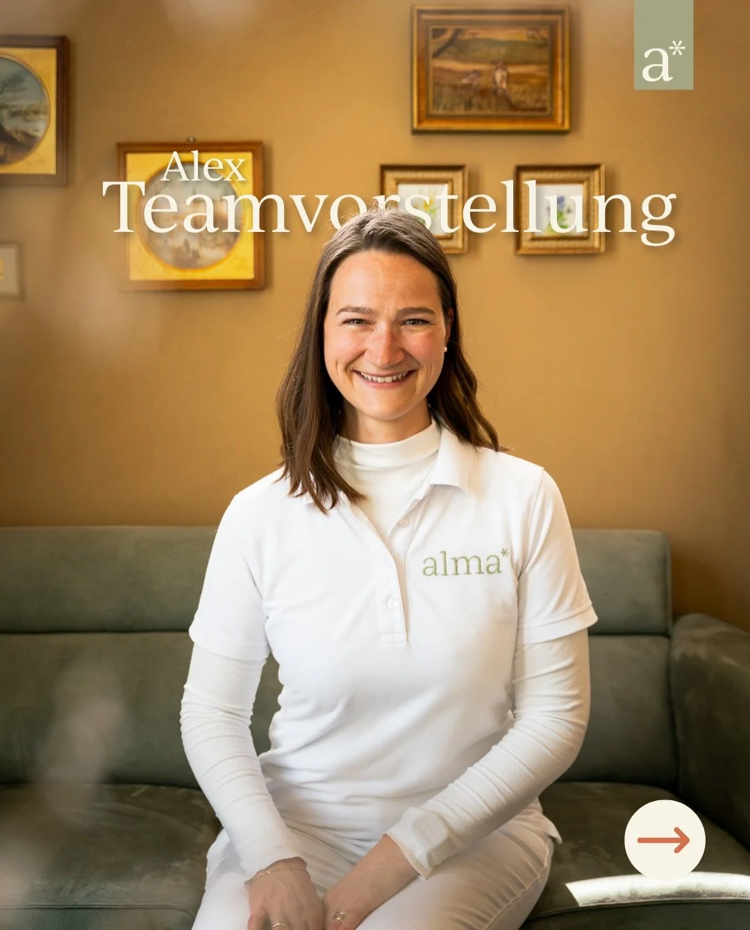 D&uuml;rfen wir vorstellen? Das ist Alex 😊

Im Karussell stellt sich Alex aus unserem alma-Team mit drei kleinen Fragen vor &mdash; die mehr verraten als jeder Lebenslauf. Ihre Lieblingsbehandlung? Eigentlich alles, aber wenn sie sich entscheiden mu