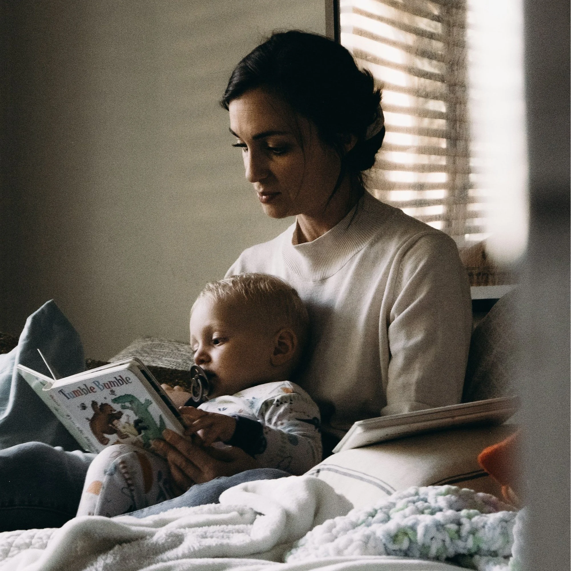 Mother reading to her baby after virtual therapy for new moms Medicine Hat