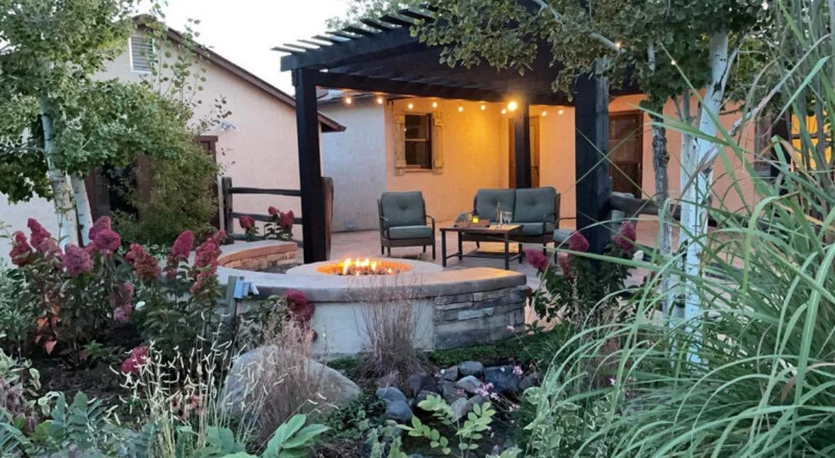 Sunshine, fresh air, and good company&mdash;patio season is here 🌞
We&rsquo;re ready to seat you. 🤍 

#cassiebeesrestaurant #grovedelta #patioseason #warmdays #cozyevenings #patioseating  #thegroveco