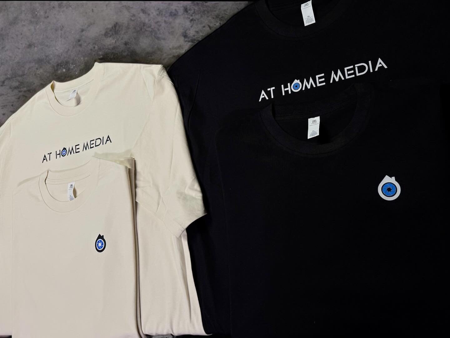 Fresh set for @athomemedia behind the lens 🎥🏡
They shoot the homes, we handle the branding.
Clean, simple, and built to stand out.