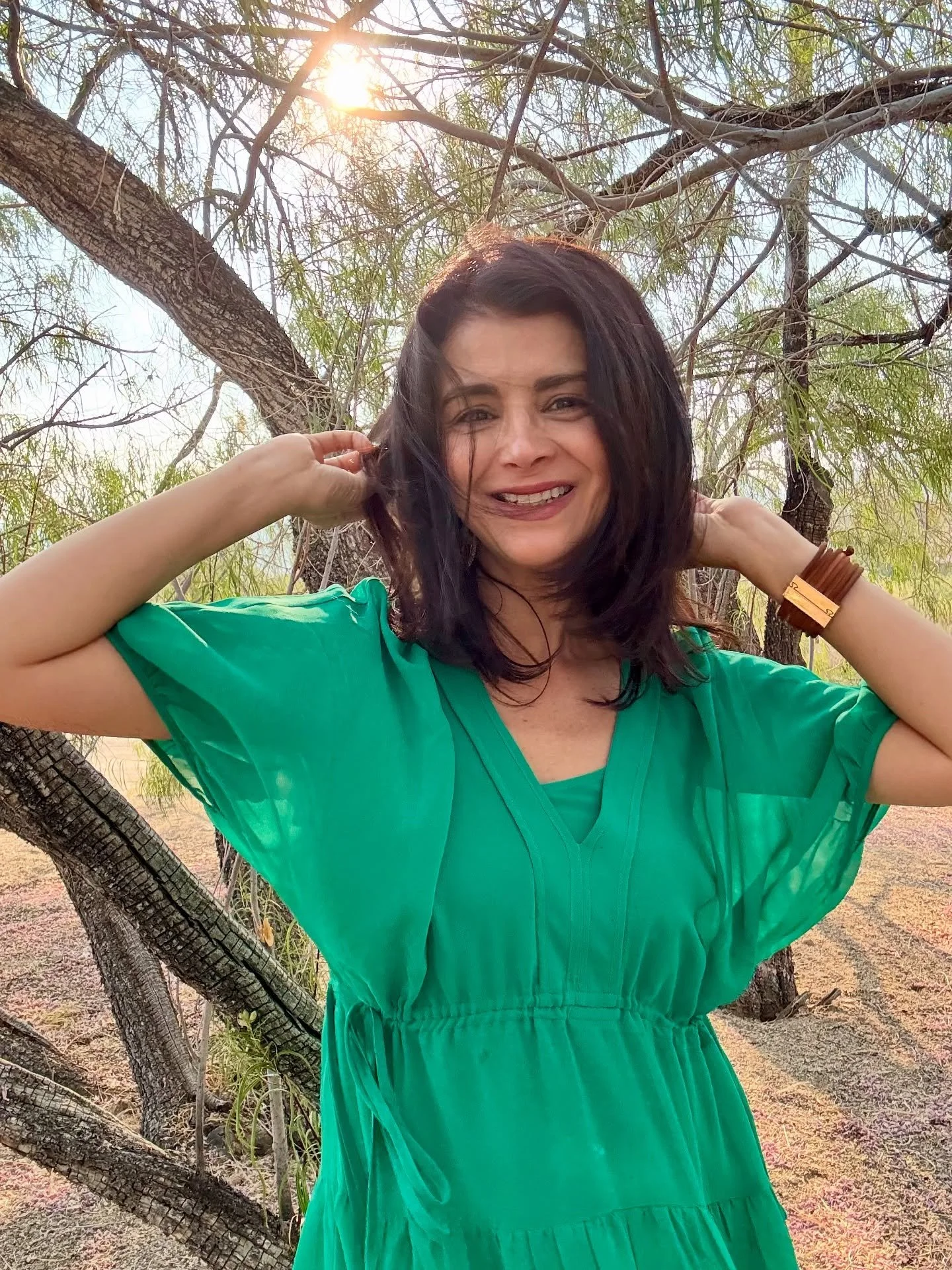 Hoy estoy HAPPY ☺️
Honoring my zone of joy.
Writing, speaking, advising passionate clients.
Slow mornings and nature walks.
Hablando con la Luna.
Daughter time, friends time, me time.

The energy is shifting and I feel ready to step back into rooms I