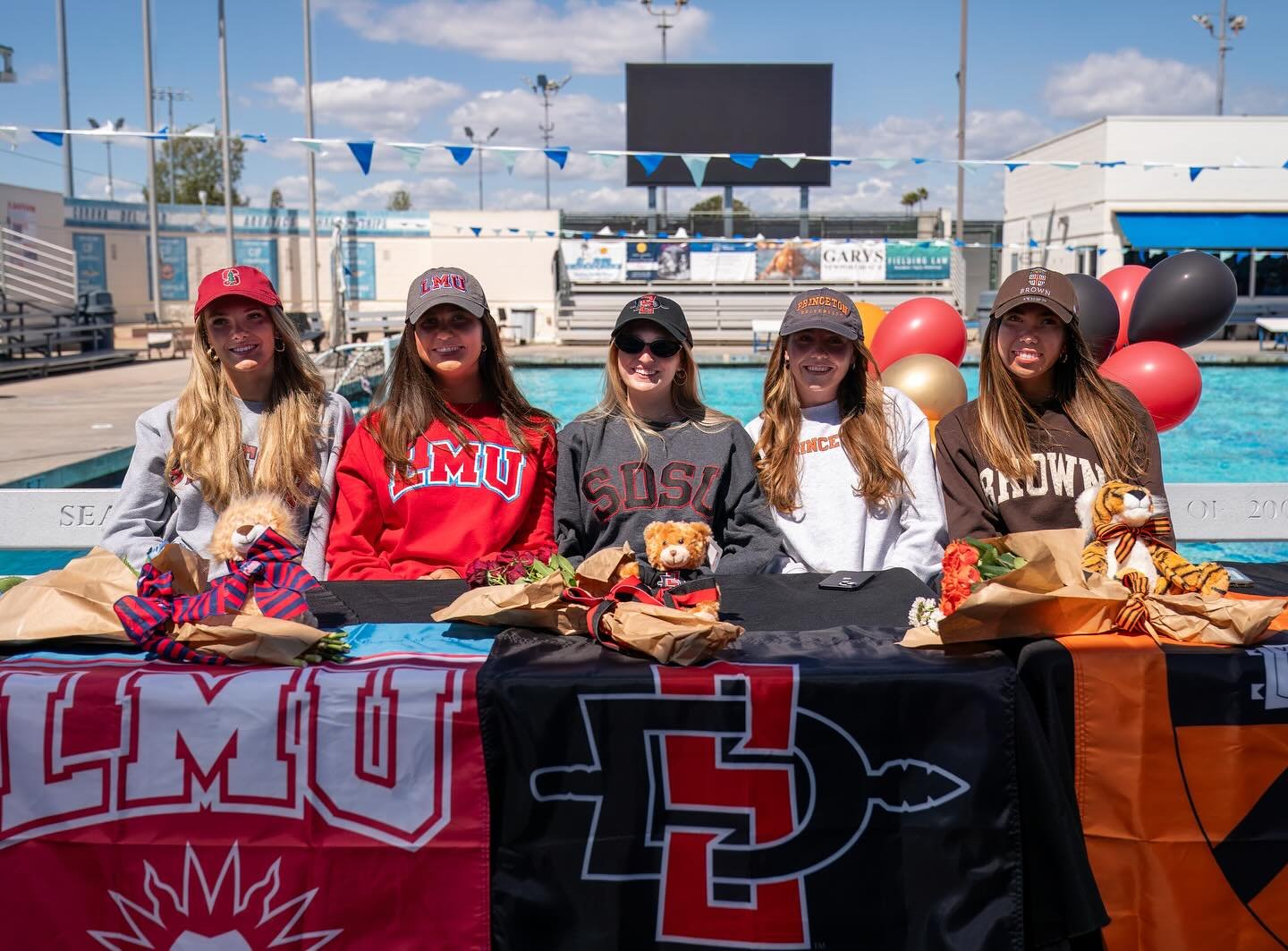 Our 2025 Sea Queens are at it again! Five of our seniors have committed to continue playing water polo at the collegiate level. We had the best time honoring them yesterday on the pool deck and celebrating their athletic and academic successes.

🔱 R