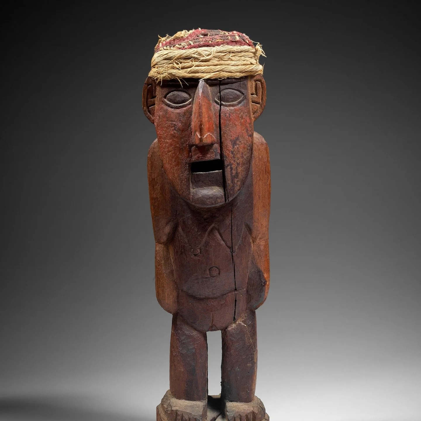 English/Fran&ccedil;ais Une statuette Chimu publi&eacute;e en 1962 r&eacute;appara&icirc;t aujourd&rsquo;hui sur le march&eacute;&hellip; et sera vendue le 15 d&eacute;cembre.

Sculpt&eacute;e entre 1100 et 1400 apr. J.-C., cette rare statuette f&eac