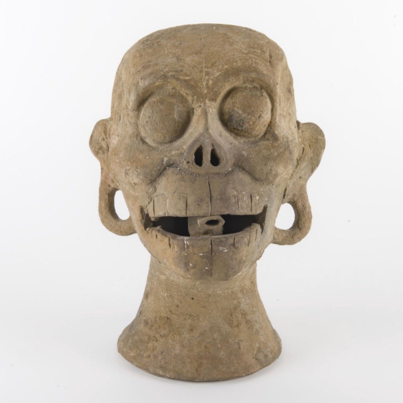 English below Un sifflet rituel Mixt&egrave;que en forme de cr&acirc;ne sera pr&eacute;sent&eacute; aux ench&egrave;res le 15 d&eacute;cembre &agrave; Drouot.

Cet impressionnant sifflet en forme de cr&acirc;ne, r&eacute;alis&eacute; en terre cuite a