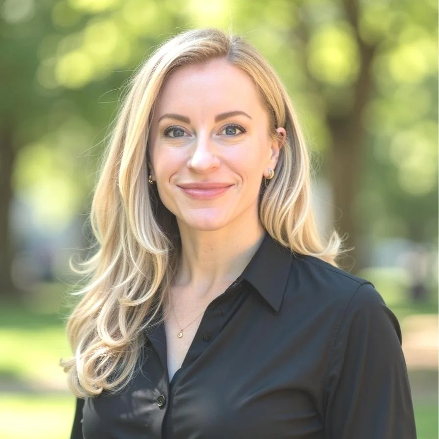 Headshot of Aimee St. Peter, a commercial leader with expertise in account-based marketing (ABM) and co-developer of the GrowthGenius proprietary methodology