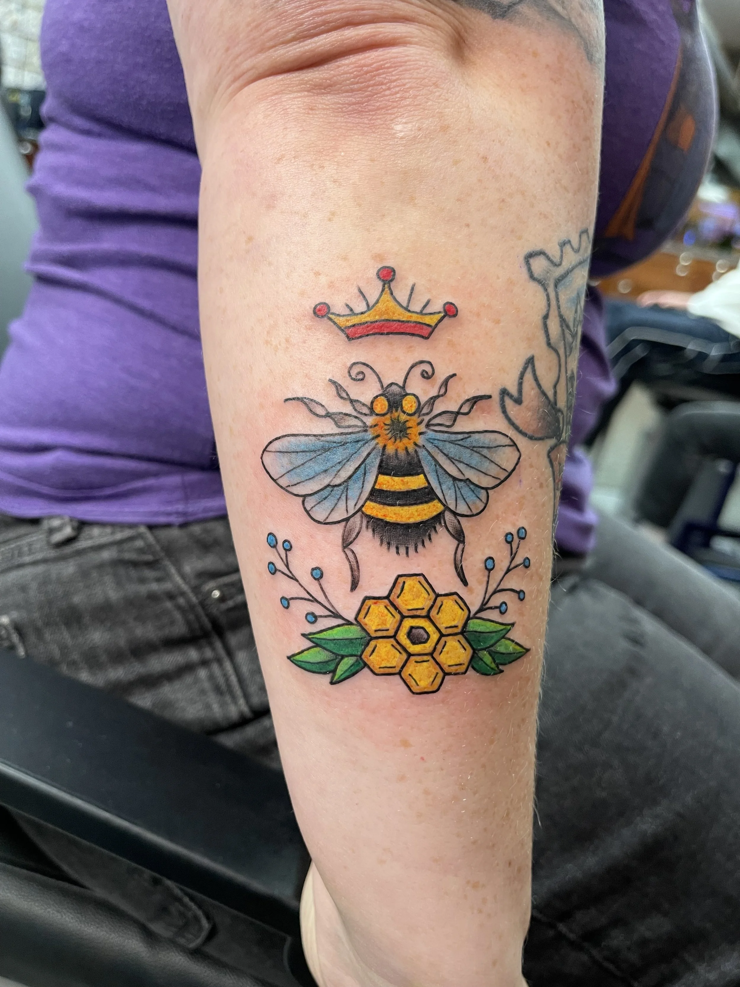 honeybee color tattoo.jpeg