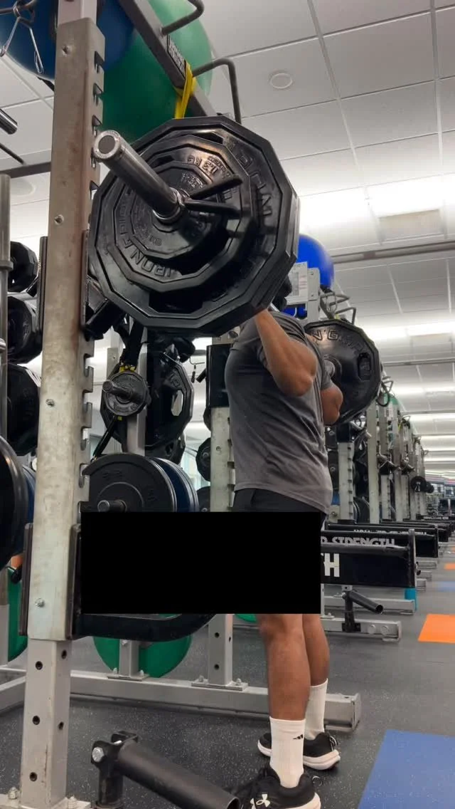 Last set of my leg day.
Today’s main movement were squats. Needed some variation so added some. Went into a drop-set + squat variation. Felt tired after the back squats, but there is always a lot more energy in you than you think.
#fitness #p