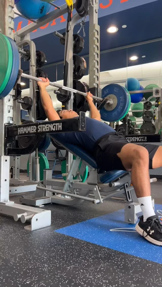Full Body Workout
Working on targeting all big muscle groups with a stability + core component.
Warm Up
7 min walk
YT Raises: 2x15–20
Circuit 1:
3x : 15s Rest btw Exercise : 2 min rest rounds
1. Incline Bench Press: 10-12
2. DB Walking Lunge