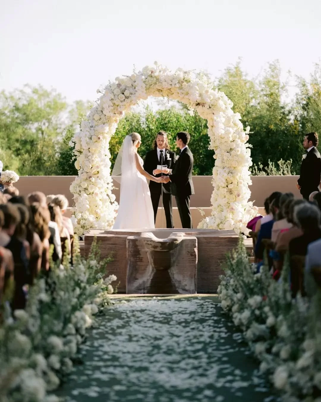 Absolutely dream day from start to finish 🤍 

From the ceremony framed in creamy florals against the desert landscape, to customized cocktail hour bars and an al fresco reception filled with candlelight and tone-on-tone texture &mdash; every moment 