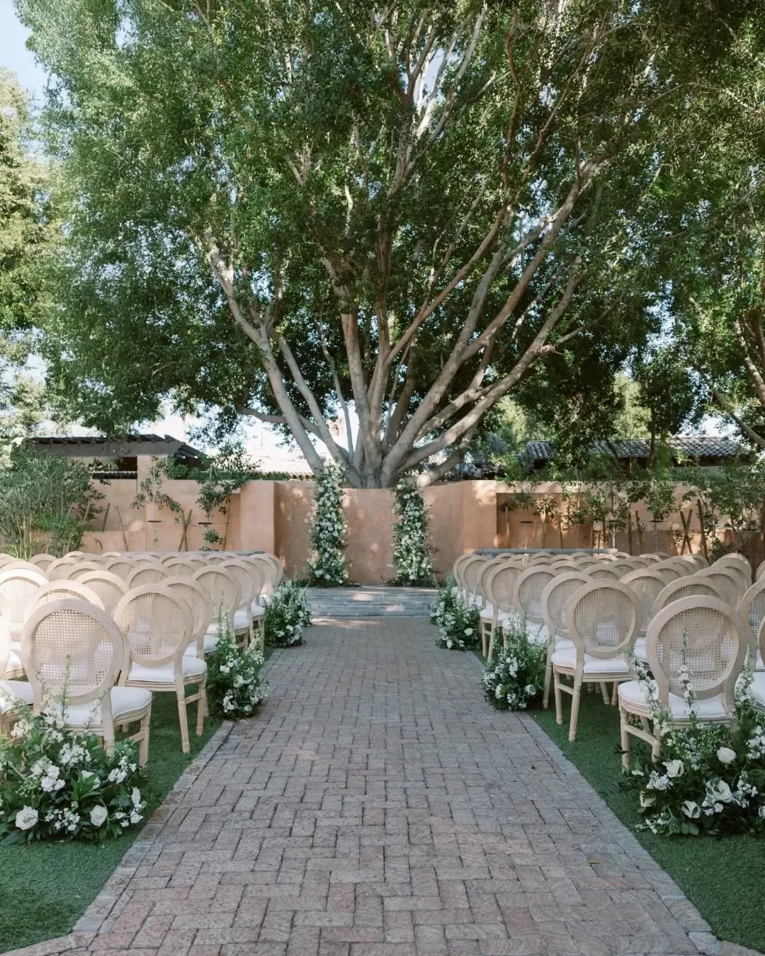 Stone walls, fragrant citrus, and vows beneath the Arizona sky. 🍊 This hidden courtyard at @royalpalmshotel made for an unforgettable setting, with our Sofia Dining Chairs elevating the aisle with rustic-meets-refined charm.&nbsp;
.
Planner: @outsta