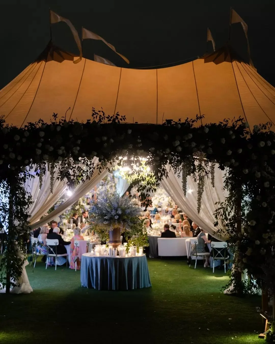 When the sun sets, the magic begins. ✨

Chandeliers glowing overhead, candlelight flickering across the tables, sky-high florals, and our black + white Regency Chairs setting the scene - every detail worked in harmony to create an unforgettable eveni
