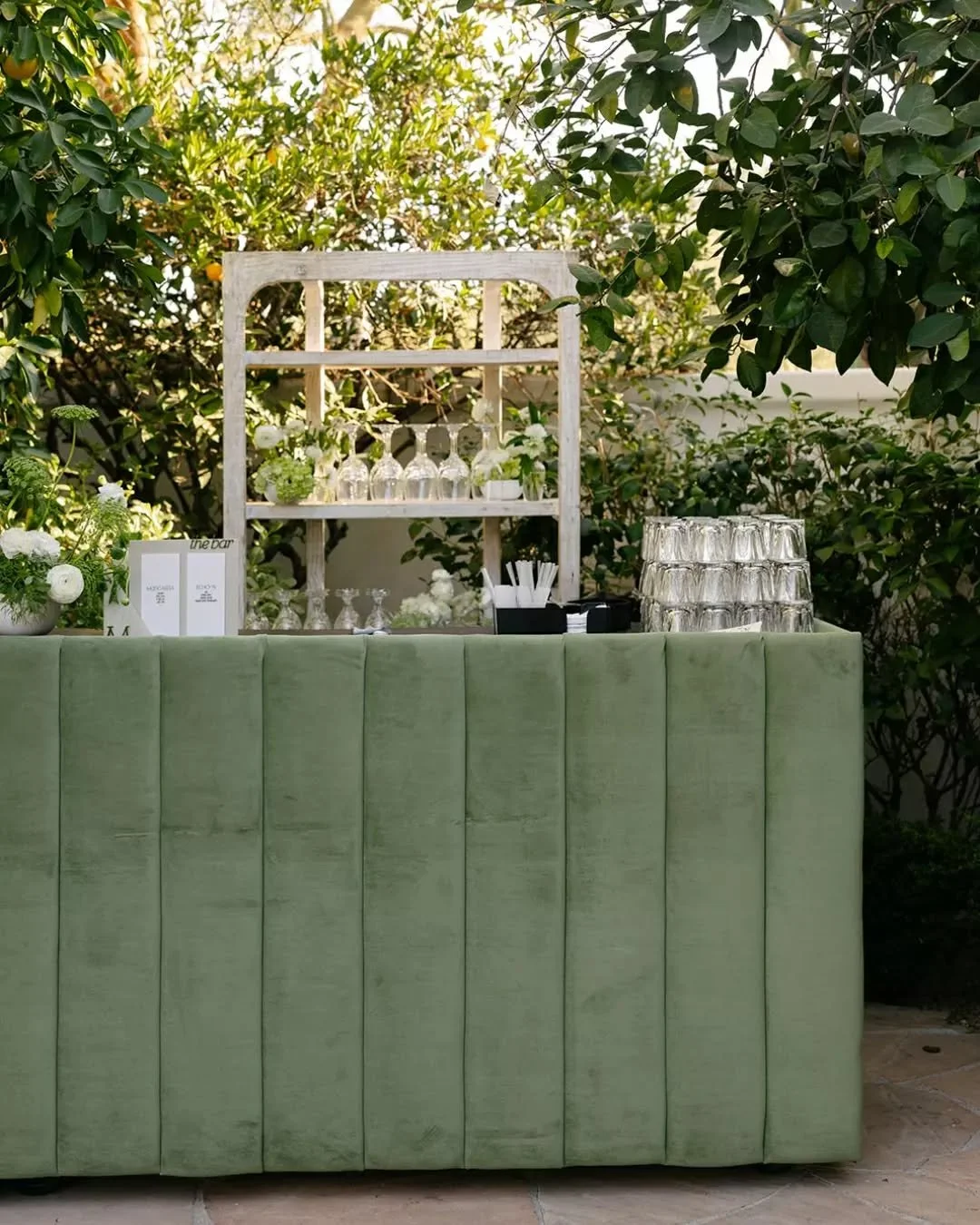 Green with envy?&nbsp;Our velvet Marlowe Bar in signature Prim Green is bold, luxe, and built to steal the show&nbsp;✨ 
.
Planning &amp; Design @detailsdarling @kaylakam
Photo @stefaniekeeler
Video @madisonpfilms
Venue @elchorro @elchorroweddings
Flo