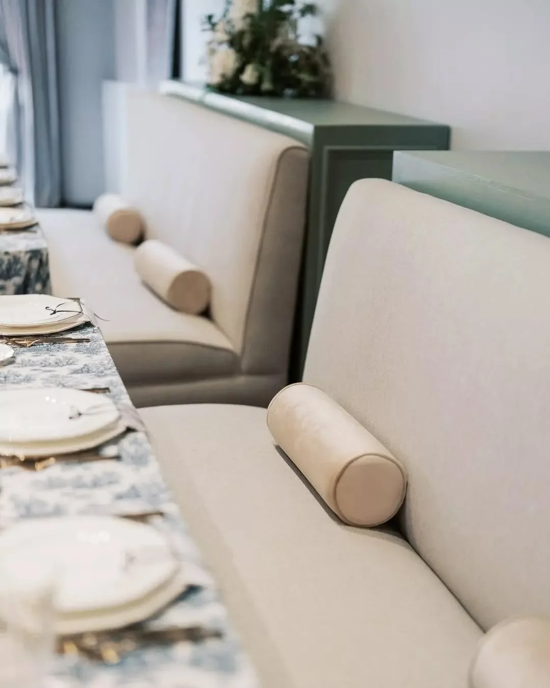 Soft seating that makes a statement. Banquettes aren&rsquo;t just an alternative, they&rsquo;re an upgrade. 

Comfortable, stylish, and endlessly versatile&nbsp; 🥂
.
Venue: @royalpalmsweddings
Planning: @katiejoandcompany
Photography: @elysehallphot