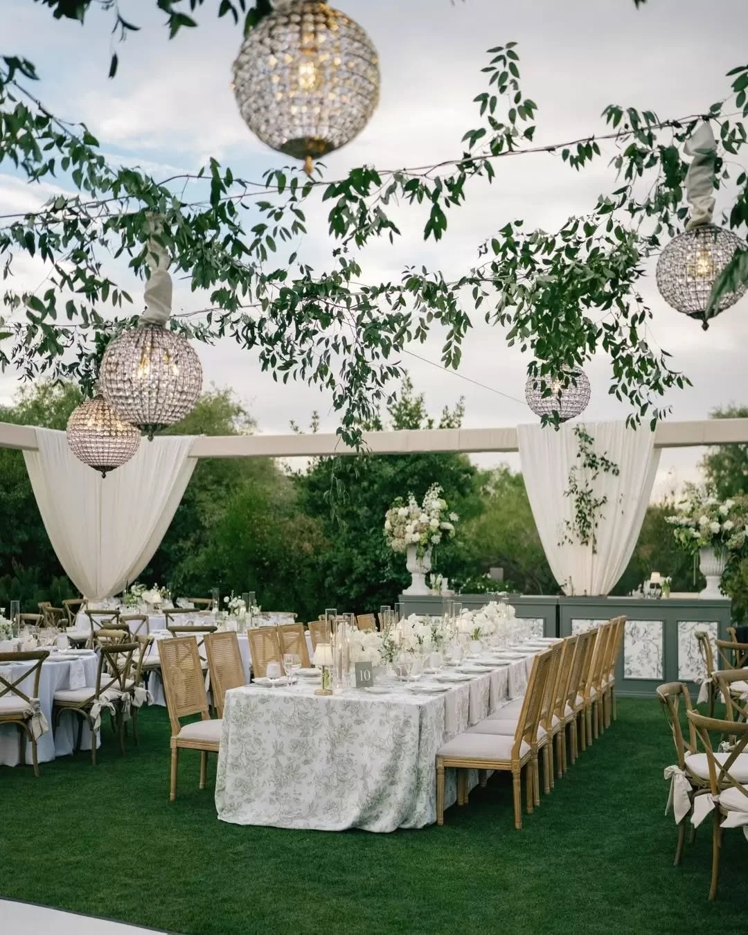 Better together&nbsp;🌿✨&nbsp;

The&nbsp;Henri X-Backs and Ashley Dining Chairs were the perfect pair for this spring al fresco reception at&nbsp;@paradisevalleycountryclub.&nbsp;
.
Planner: @imoni_events
Venue: @paradisevalleycountryclub 
Photograph