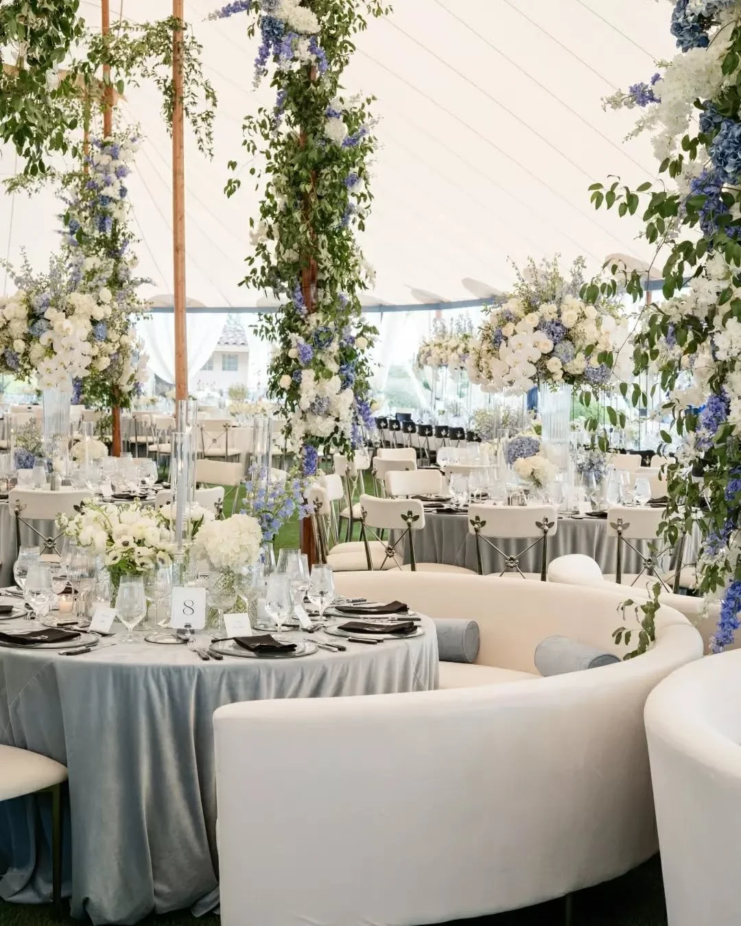 This season&rsquo;s most sophisticated trend? Soft seating.

Pairing banquettes and sofas with dining tables adds texture, depth, and comfort to your reception layout - creating a look that feels both intentional and inviting.
.
.
.
Couple: @lizhojel
