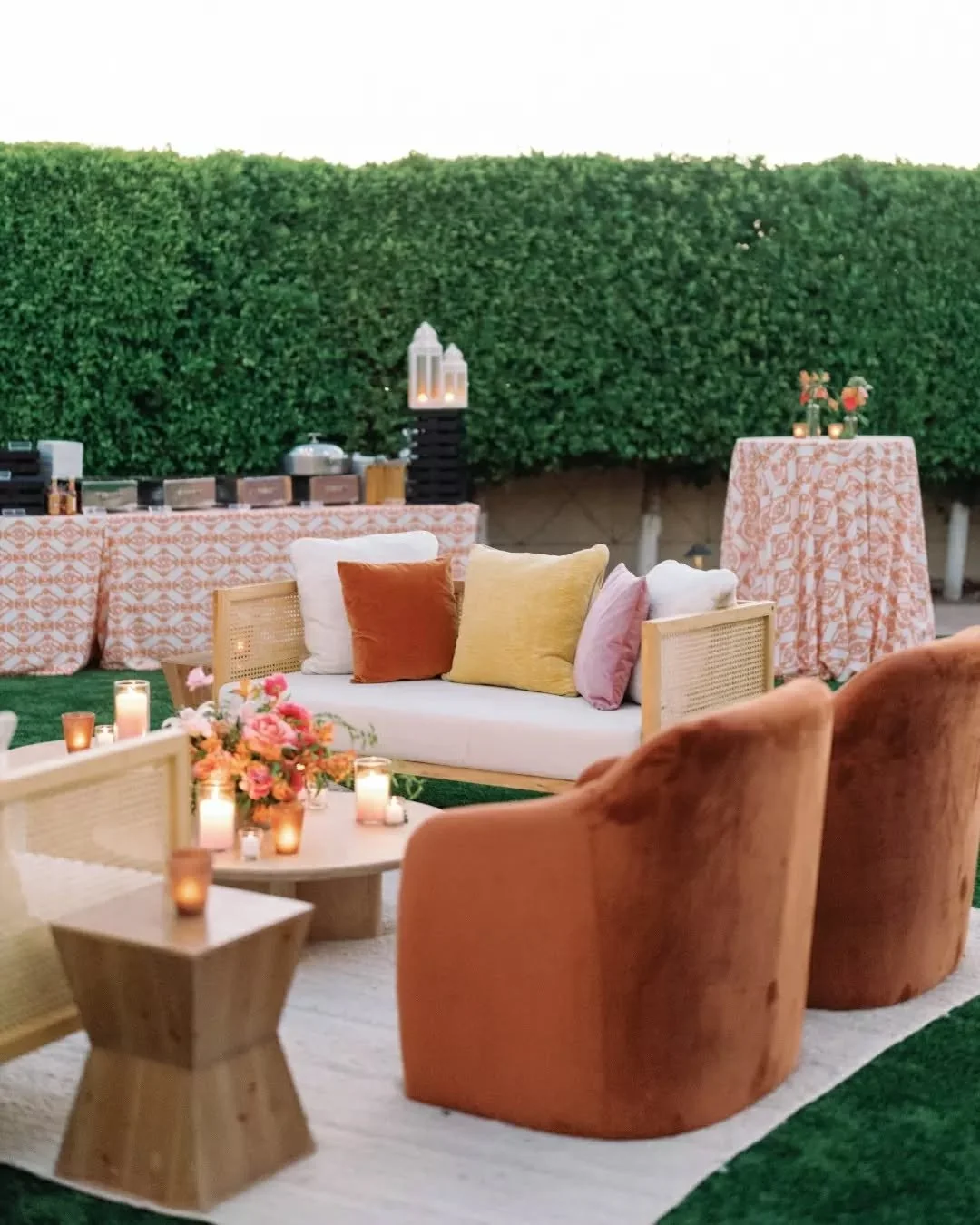 An Arizona sunset is always the moment&mdash;especially when it inspires the lounge design.

Velvet, warm tones, and golden hour light? Yes, please&nbsp;✨ 
.
.
.
Planning + Design: @imoni_events
Photo: @elysehallphotography
Floral: @carteblanchedesig