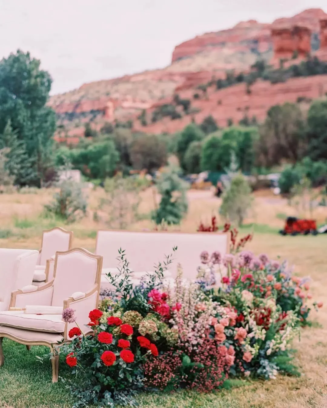 Why stick to rows of chairs when your ceremony can feel like an ✨ experience✨&nbsp;

Mixing sofas, accent chairs, and loveseats against the Sedona red rock backdrop brought softness, texture, and a dose of modern romance to this Sedona wedding ceremo