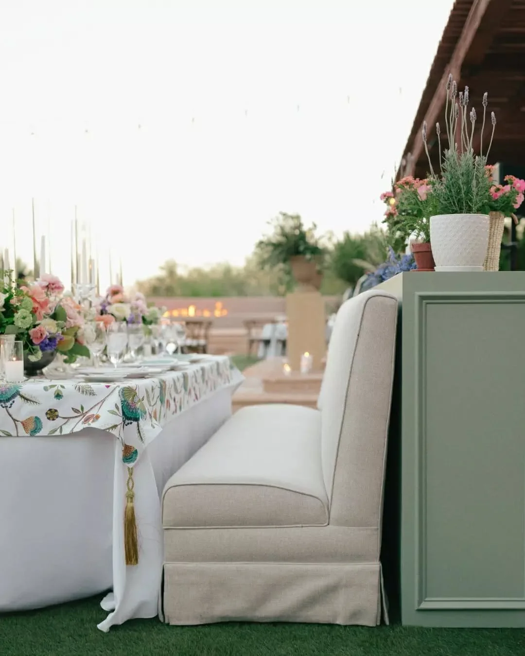 When the desert gives you perfect weather, you celebrate outside. Banquettes, candlelight, and a warm spring breeze made this al fresco reception feel straight out of a dream&nbsp;🌸🕯️ 
.
.
.
Design + Coordination: @outstandingoccasions 
Venue: @fss