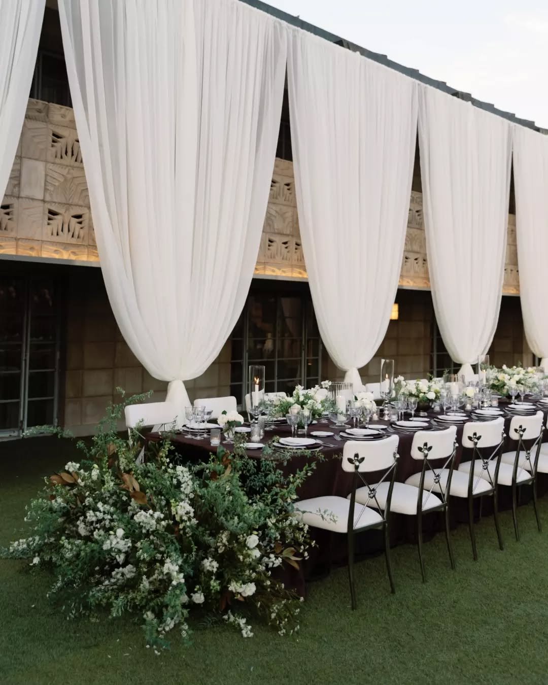Al fresco elegance at its finest&nbsp;🤍 

With dramatic draping, deep chocolate linens, and our Regency Chairs lining the long reception tables, this Arizona Biltmore celebration redefined modern romance with effortless sophistication.
.
.
.
Venue: 