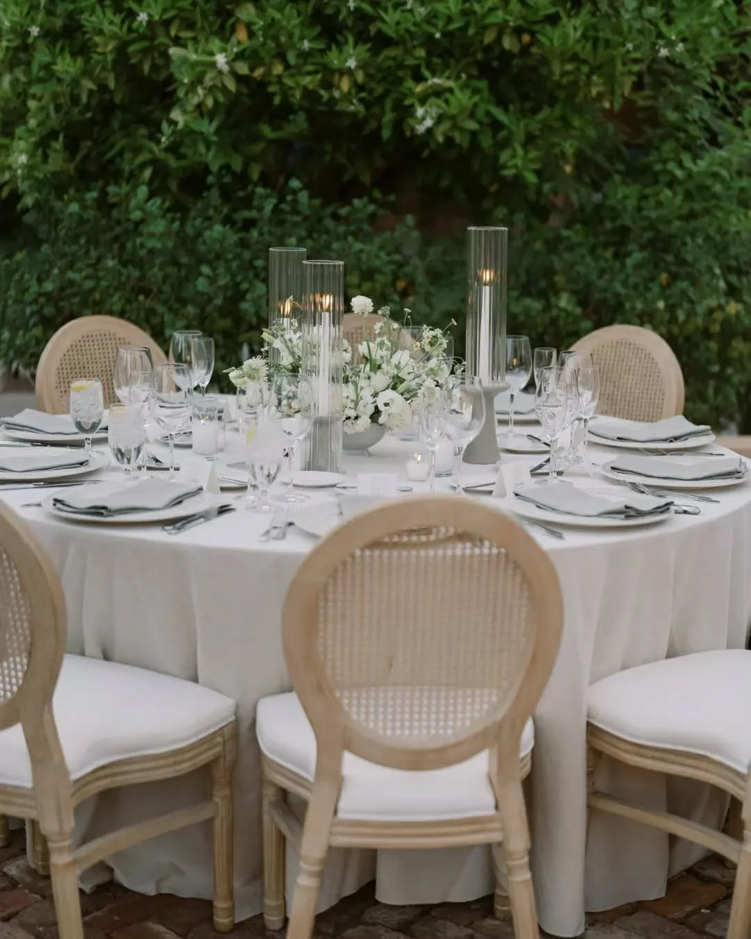 When it comes to an intimate al fresco ambiance, @royalpalmsweddings is where it&rsquo;s at 😍

Soft candlelight, natural textures, and our Sofia Dining Chairs set the scene for a refined yet relaxed evening beneath the Arizona sky.
.
.
.
Planner: @o