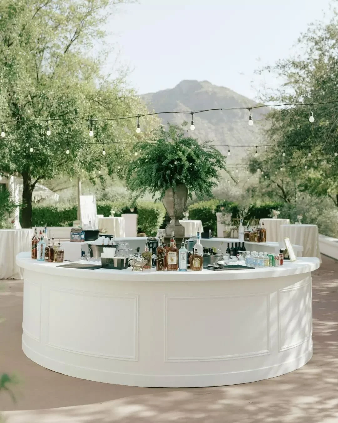 All circles, no corners &mdash; the perfect way to keep guests mingling and the design seamless. Because when your bar doubles as a gathering point and a design moment, you know it&rsquo;s going to be a good night 🍸
.
.
.
Photographer: @kayleechelse